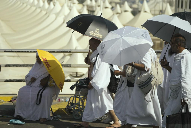 Peregrinos caminan hacia Mina para uno de los rituales de la peregrinación anual del haj, cerca de la ciudad santa de La Meca, Arabia Saudí, el 28 de junio de 2023.