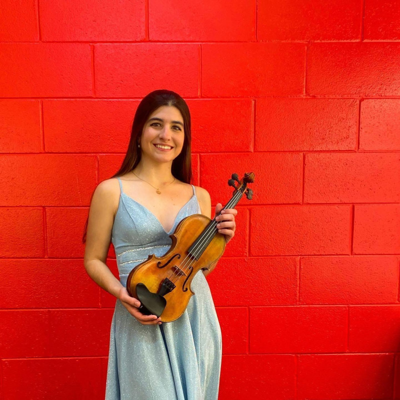 Rebeca Masalles de tan solo 22 años ha forjado su camino en la música con su instrumento favorito: el violín.