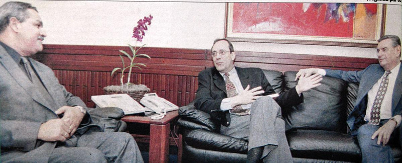 En diciembre de 1999, el célebre escritor fue invitado a un almuerzo en el periódico La Nación. En la foto, Montaner conversa con Miguel Franjul y Federico Henríquez Gratereaux.