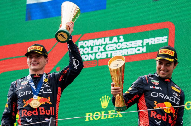 El piloto holandés de Red Bull Racing, Max Verstappen, y el piloto mexicano de Red Bull Racing, tercer clasificado, Sergio Pérez, celebran en el podio después del Gran Premio de Austria de Fórmula Uno en la pista de carreras de Red Bull en Spielberg, Austria, el 2 de julio de 2023.