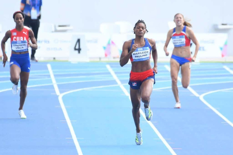 Marileidy Paulino aparece en acción en la semifinal de los 400 metros planos en los Juegos Centroamericanos y del Caribe en San Salvador.