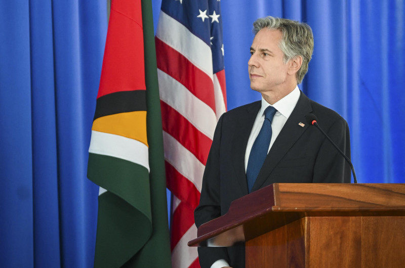 El secretario de Estado de EE. UU., Antony Blinken, escucha al presidente de Guyana, Irfaan Ali (fuera de cuadro), hablar durante una conferencia de prensa conjunta en Georgetown