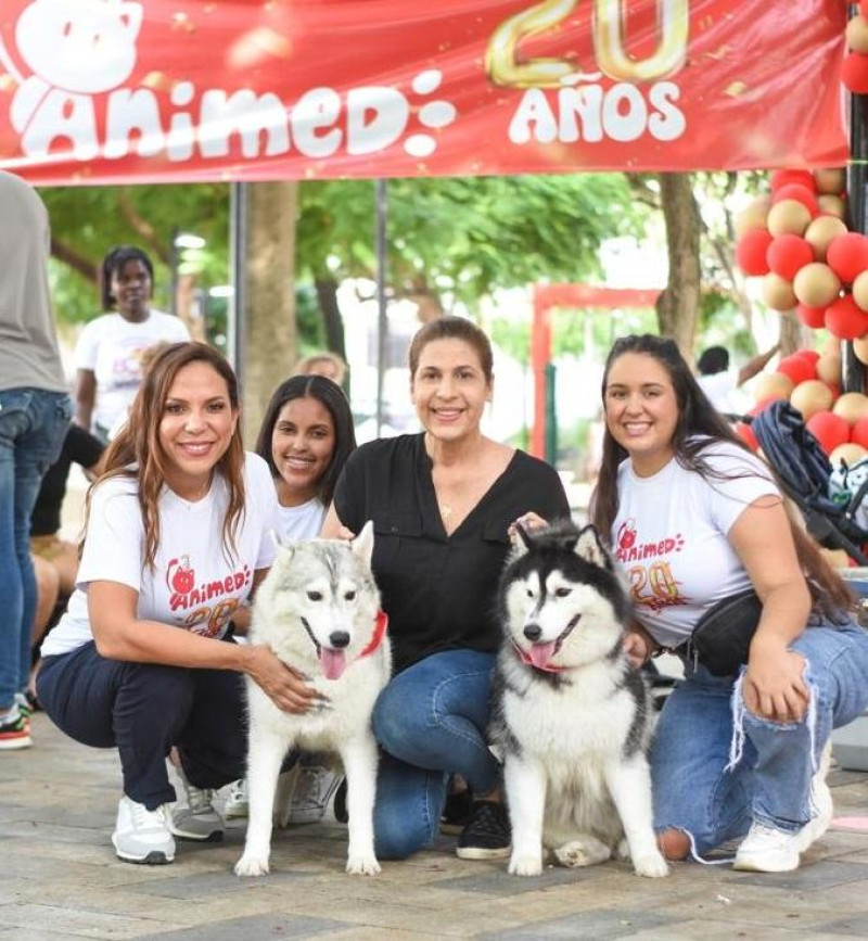 Representantes de la veterinaria durante el festejo