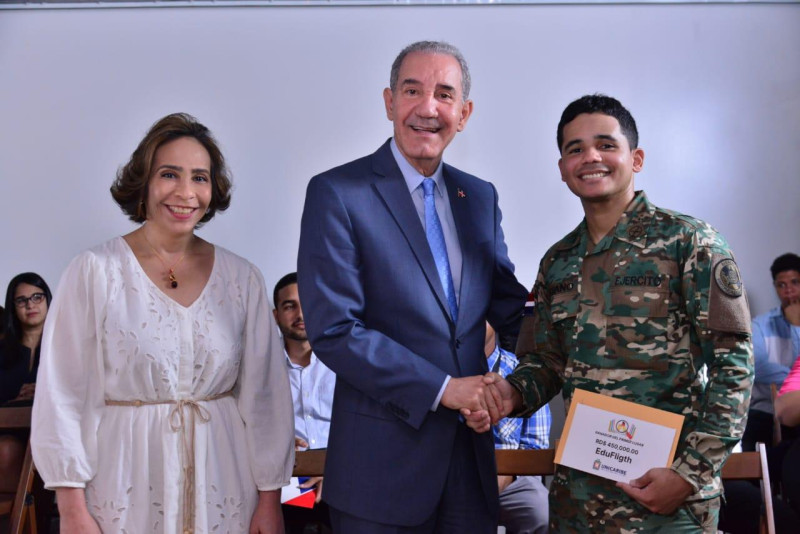 El Dr. Franklin García Fermín, ministro del MESCyT, entregó el premio  junto a la Dra. Jovanna Peña, asesora del despacho en materia de emprendimiento,