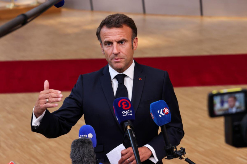 El presidente de Francia, Emmanuel Macron, habla con periodistas durante la tercera cumbre UE-CELAC.