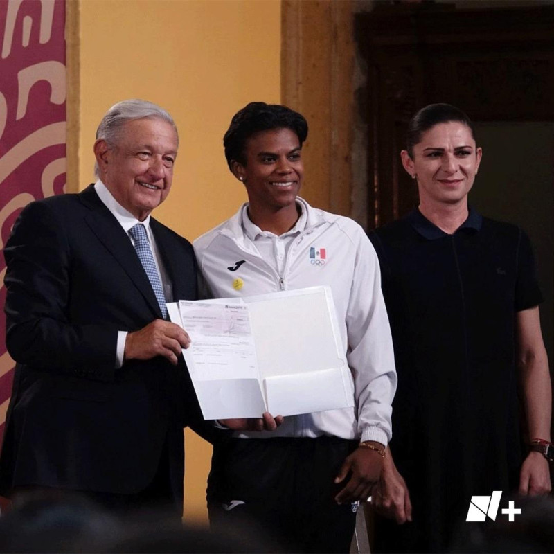 El presidente de México Andrés Manuel López Obrador premia a la atleta Prisca Awiti junto a Ana Guevara.