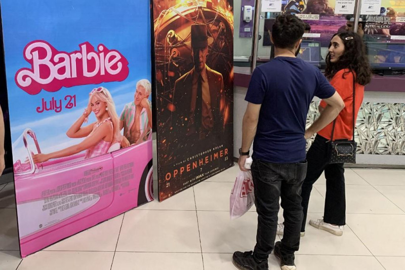 Pasillo de cine exhibe póster promocional de "Barbie"