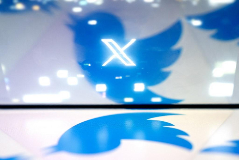 Esta foto ilustrativa creada en Washington, DC, el 24 de julio de 2023, muestra el nuevo logotipo X de Twitter reflejado en el logotipo del pájaro de Twitter