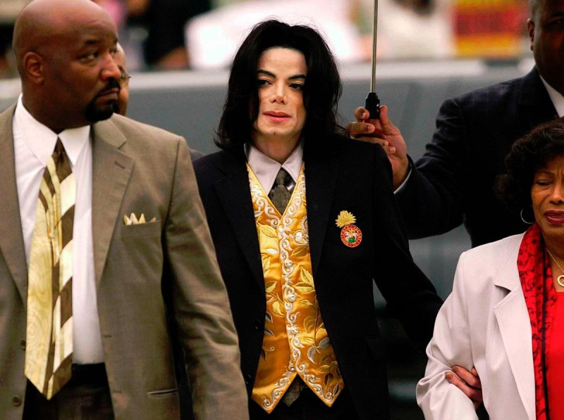 Michael Jackson llega al juzgado del condado de Santa Bárbara para su juicio por abuso de menores en Santa María, California, el 25 de mayo de 2005.