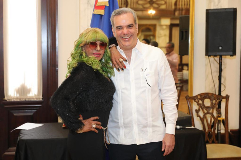 El presidente Luis Abinader junto a la cantante Fefita la Grande.