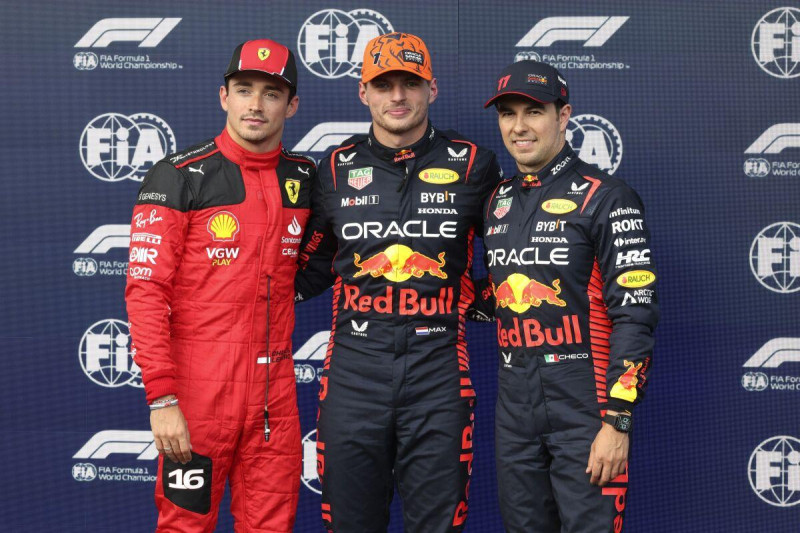 Max Verstappen junto a Charles Leclerc de Ferrari y su coequipero de Red Bull,  Sergio Pérez.