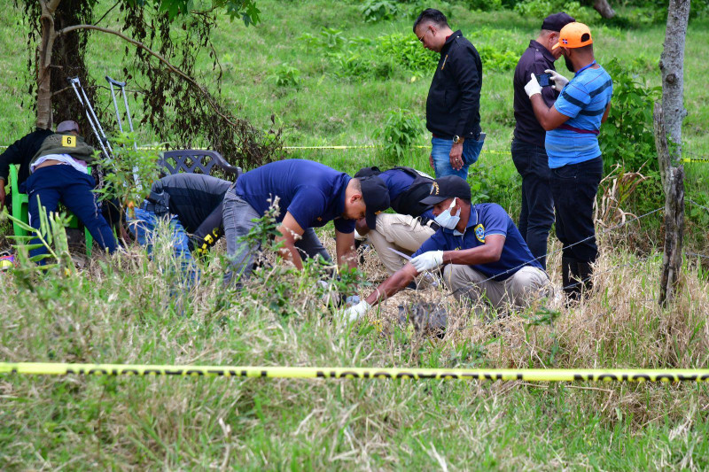 Autoridades forenses realizan levantamiento de los cuerpos encontrados sin vida en Arroyo Cañas, Rancho Arriba, provincia San José de Ocoa.