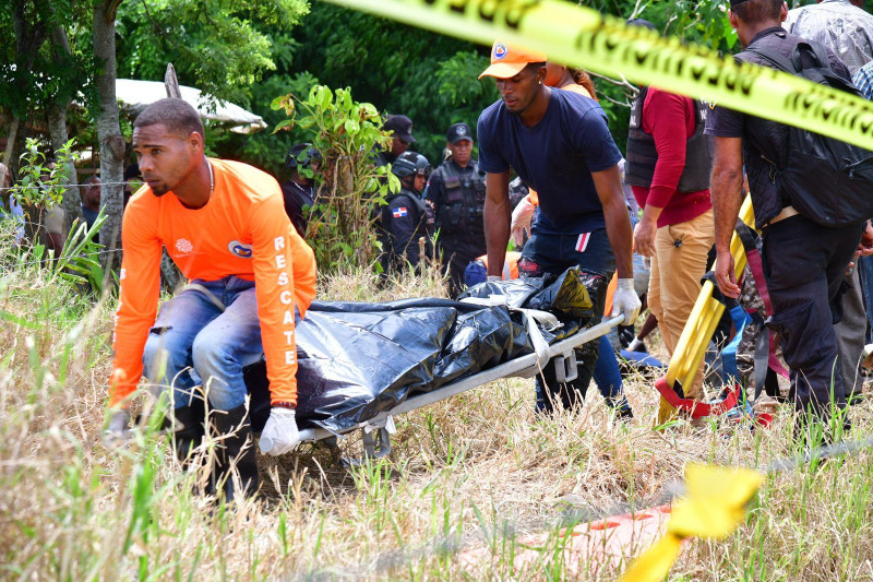 Brigadas de la Defensa Civil y de la Policía Científica levantan los cadáveres de 4 jóvenes asesinados en Rancho Arriba, de San José de Ocoa.