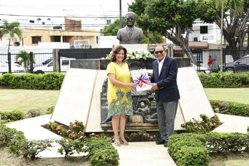 Como parte de las celebraciones de un nuevo aniversario, el director Miguel Franjul acompañado de la administradora general Gema Hidalgo depositó una ofrenda floral en reconocimiento al fundador del periódico, Arturo Pellerano Alfau.