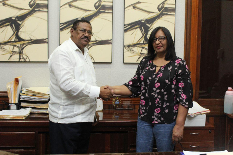 Edisson Féliz juramentó ayer a Mabel Jones nueva directora del Reid Cabral.