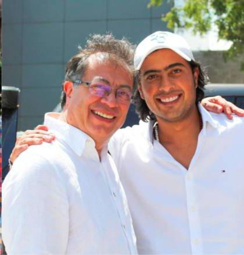 El presidente colombiano, Gustavo Petro, a la izquierda, junto a su hijo, Nicolás Petro Burgos.