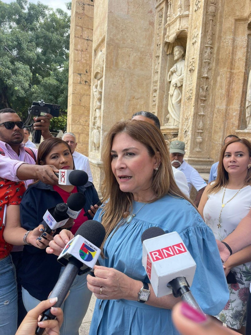 La alcaldesa del Distrito Nacional, Carolina Mejía, a la salida de la eucaristía en conmemoración al 525 aniversario de la fundación de la ciudad de Santo Domingo