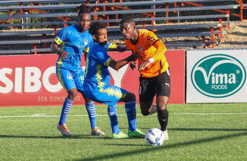 Un momento de acción en el partido del sábado 5 de agosto entre Cibao FC y Atlántico en la Liguilla de la LDF.