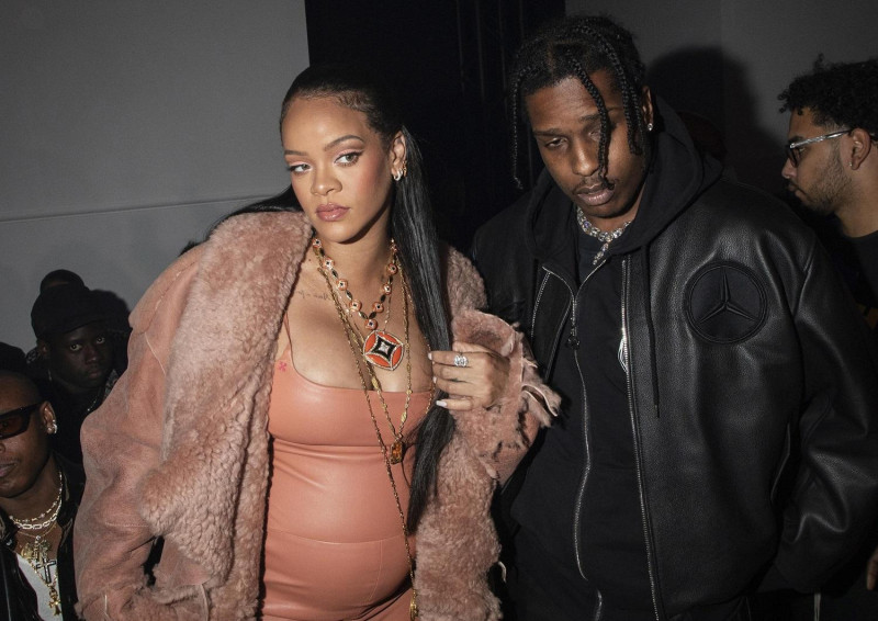 Rihanna y Asap Rocky el 28 de febrero de 2022 en París.