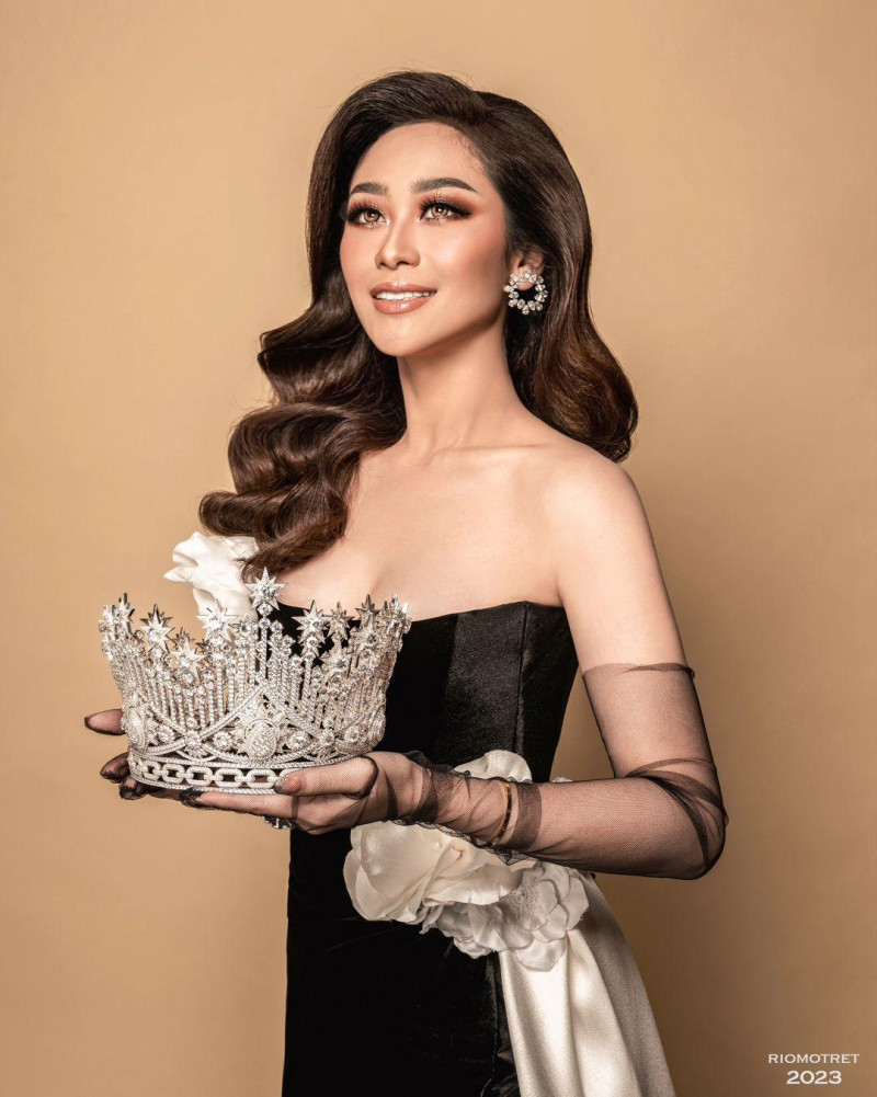La cantante y empresaria indonesia Poppy Capella. El 12 de agosto de 2023 Miss Universo anunció que cortó lazos con Capella, quien era la directora de la división de Indonesia y Malasia.