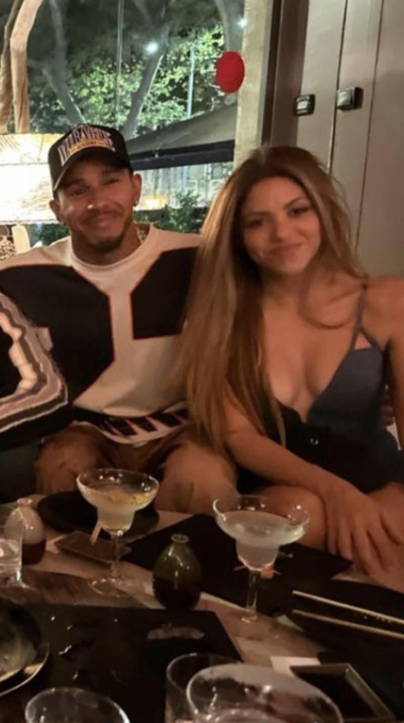 Shakira y Lewis Hamilton captados en un restaurante con amigos