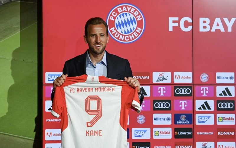 Harry Kane posa con su camiseta durante una rueda de prensa en su presentación tras firmar un contrato de cuatro años con el Bayern Múnich el 13 de agosto de 2023