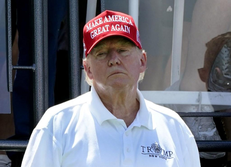 El expresidente estadounidense Donald Trump observa durante la tercera ronda del LIV Golf-Bedminster 2023 en el Trump National de Bedminster, Nueva Jersey.