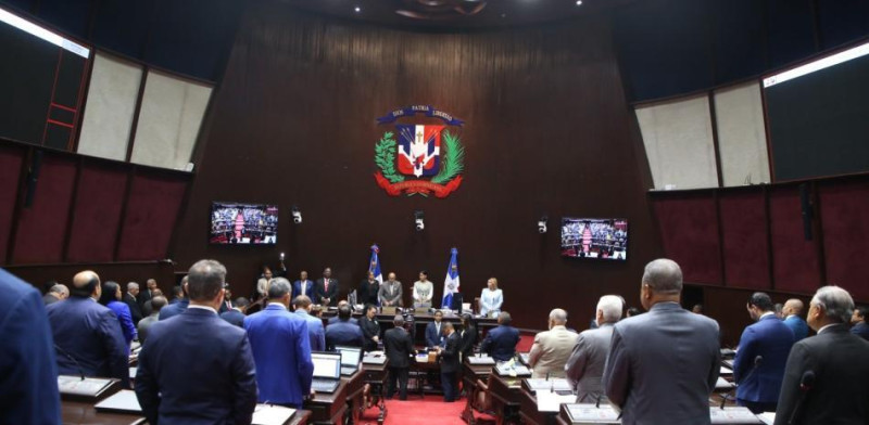 La Cámara de Diputados aprobó una resolución para deducir una parte de su salario y otorgarlo como “asistencia económica”a las personas afectadas en la tragedia ocurrida recientemente en la provincia San Cristóbal.