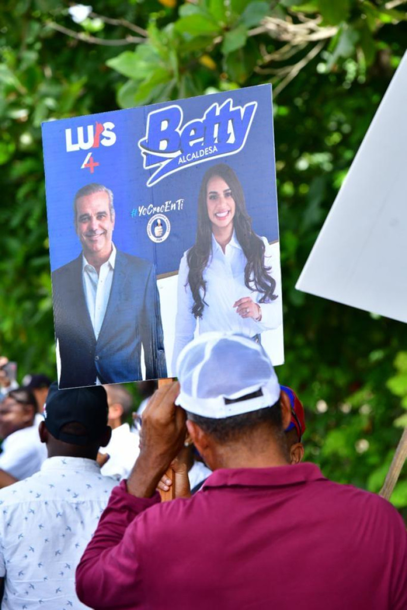 Los carteles promoviendo la candidatura de Betty estuvieron presentes en la actividad oficial