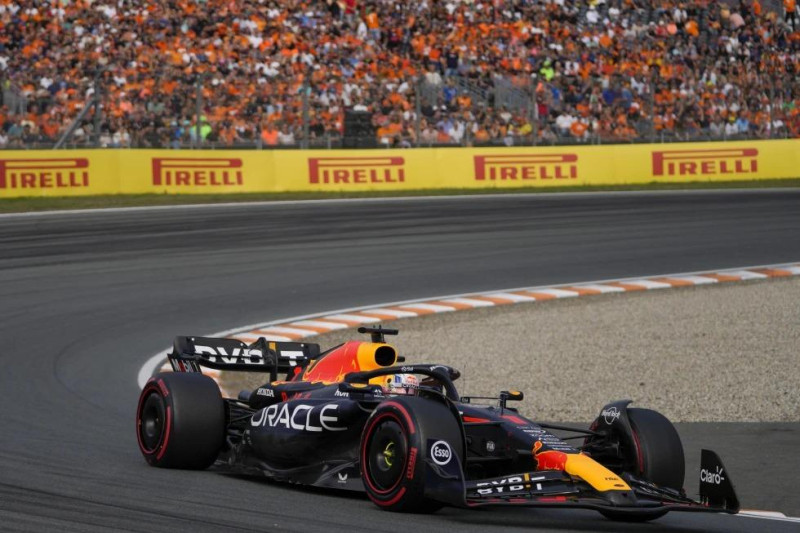 Max Verstappen conduce su Red Bull durante la segunda sesión de prácticas rumbo al Gran Premio de Holanda, el viernes  en el circuito de Zandvoort, Holanda.