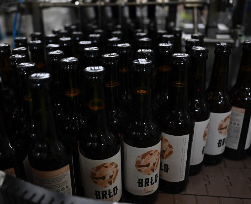 Botellas llenas de cerveza sin alcohol "Naked" en la fábrica de BRLO, en el barrio berlinés de Spandau, el 21 de agosto de 2023
