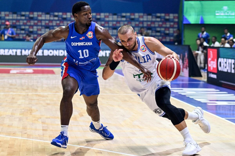 Andrés Feliz, de República Dominicana, defiende a Stefano Tonut, de Italia, durante el partido de este domingo en la Copa Mundial de Baloncesto.