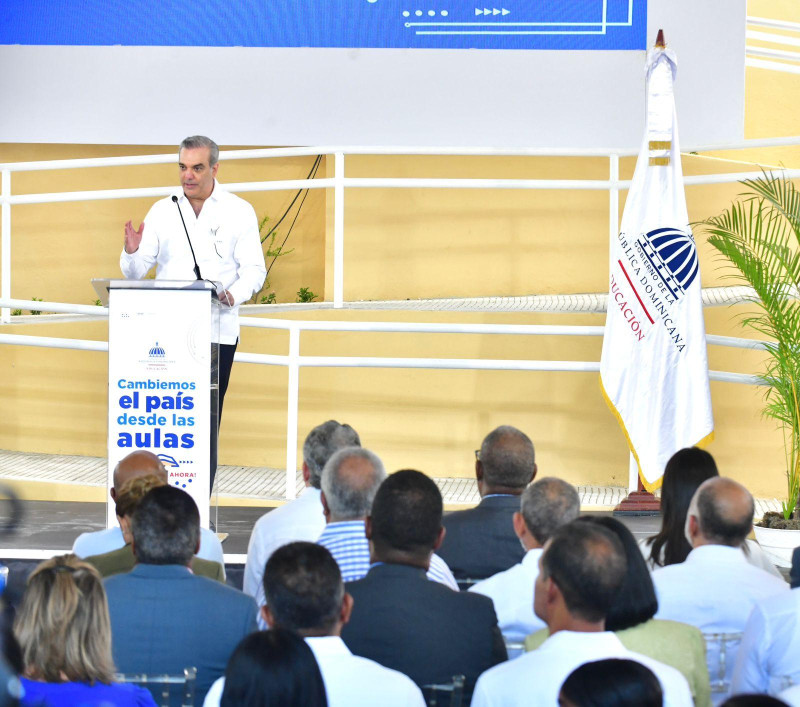 Presidente Luis Abinader durante sus palabras de apertura del año escoalr 2023-2024