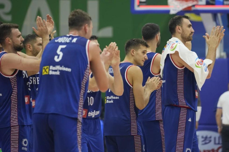 Jugadores de Serbia celebran luego de la victoria sobre República Dominicana en la segunda ronda de la Copa Mundial de Baloncesto.