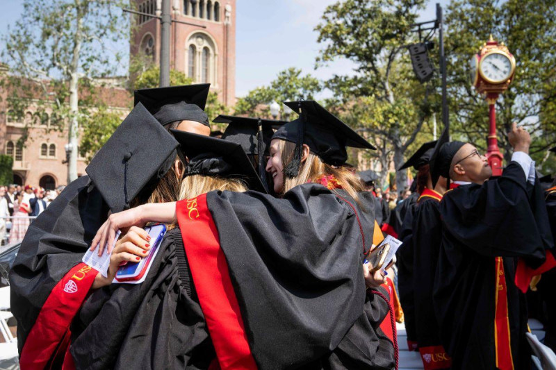 Estudiantes festejan su graduación en la Universidad del Sur de California en Los Ángeles, 12 de mayo de 2023.