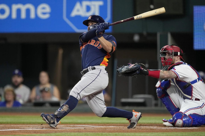 José Altuve, de los Astros de Houston, conecta un jonrón en el partido del martes frente a los Rangers de Texas.