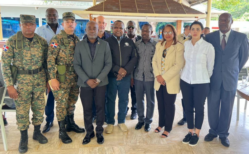Autoridades dominicanas y de Haití que se reunieron ayer para resolver el problema causado por la construcción de un canal para desviar las aguas del río Masacre.