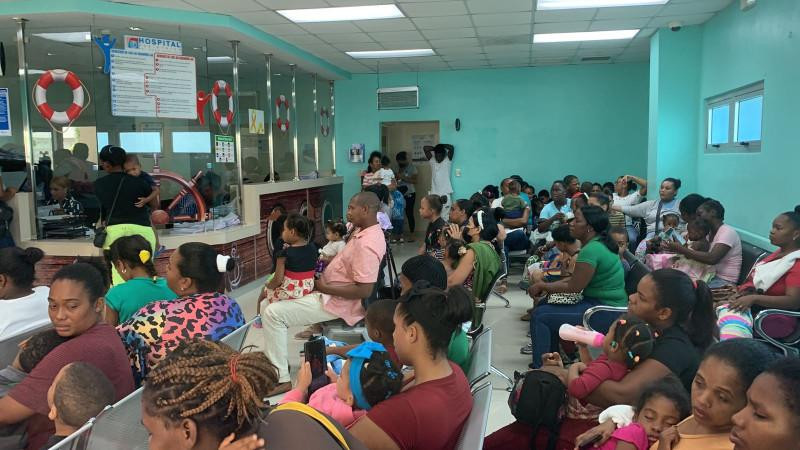 El Hospital Pediátrico Hugo Mendoza, en Santo Domingo Norte, ya suma 93 pacientes ingresados con síntomas sospechosos de dengue, de 89 que tenía ayer, según informó este viernes la directora Dhamelisse Then Vanderhorst.