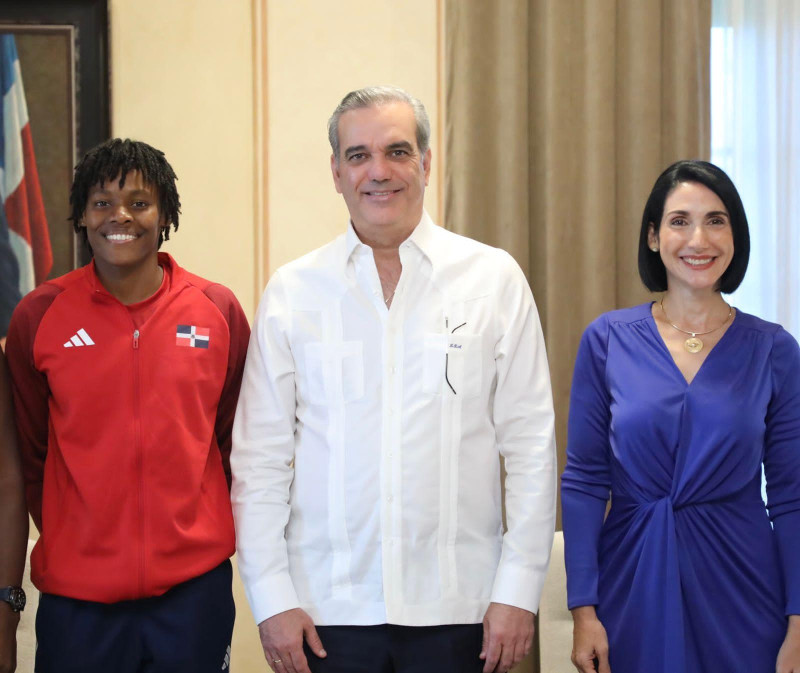 El presidente Luis Abinader, la primera dama Raquel Arbaje y la campeona de los 400 metros, Marileidy Paulino.