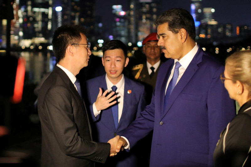 El presidente de Venezuela, Nicolás Maduro (derecha), estrecha la mano del secretario de Nanshan, Huang Xiangyue, durante la bienvenida, ayer.
