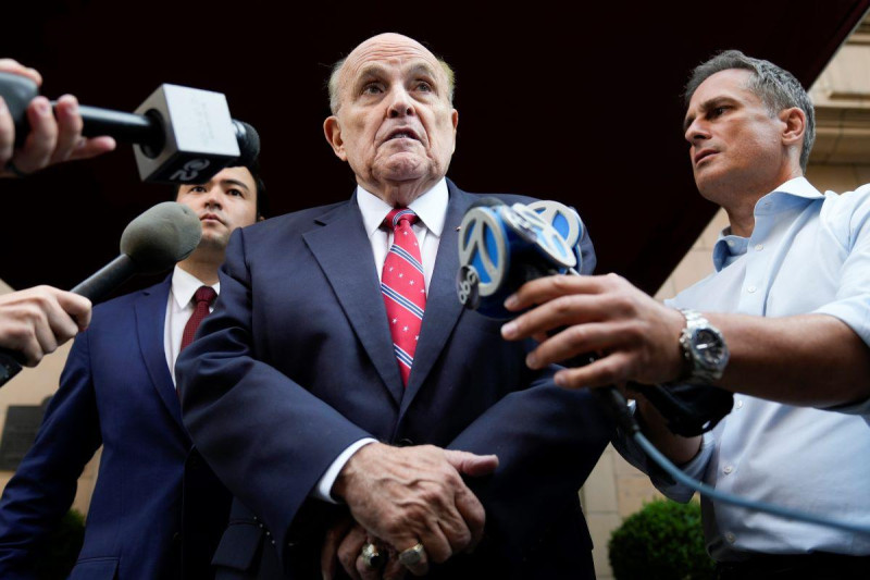 El exalcalde de Nueva York, Rudy Giuliani, habla con la prensa al salir de su residencia en Nueva York, 23 de agosto de 2023. Giuliani se ha declarado inocente en Georgia del cargo de intentar, con el expresidente Donald Trump y otros, de anular ilegalmente los resultados de la elección de 2020 en ese estado.