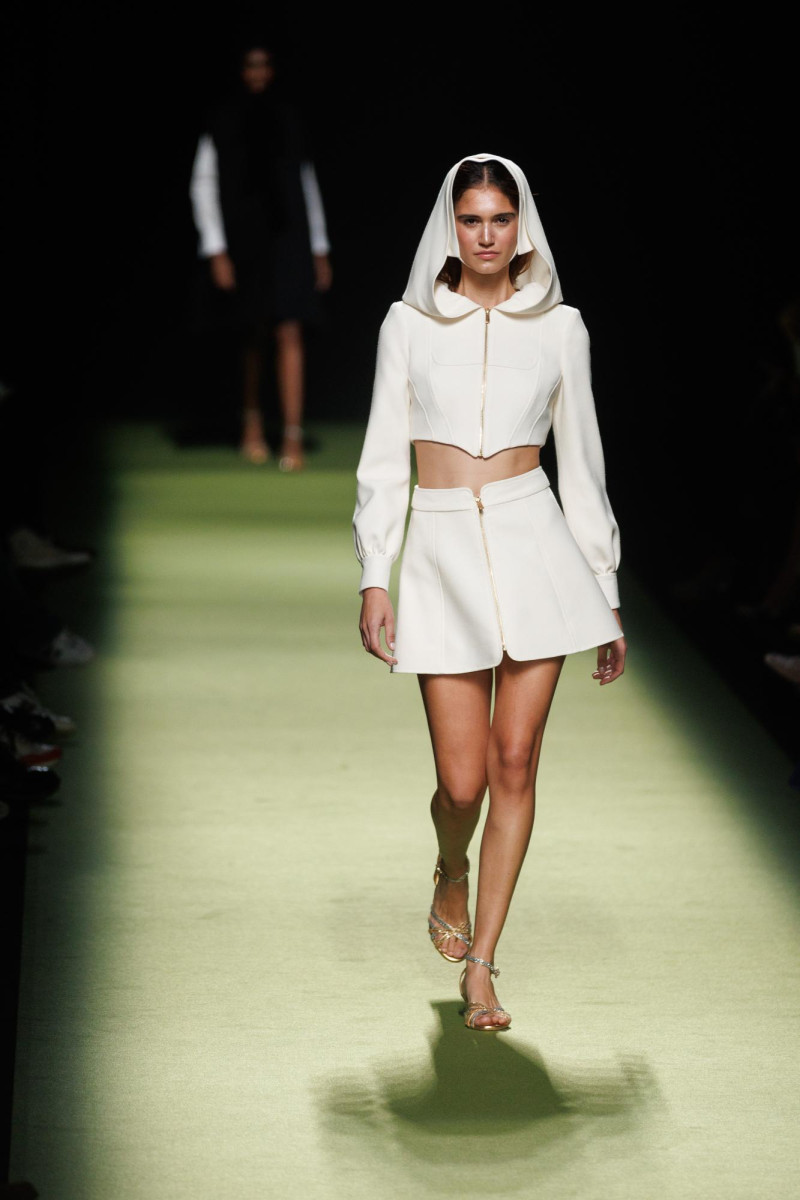 Una modelo desfila una prenda de la colección otoño-invierno 2023-2024 de la diseñadora Teresa Helbig el 17 de febrero de 2023, en Madrid, España.
