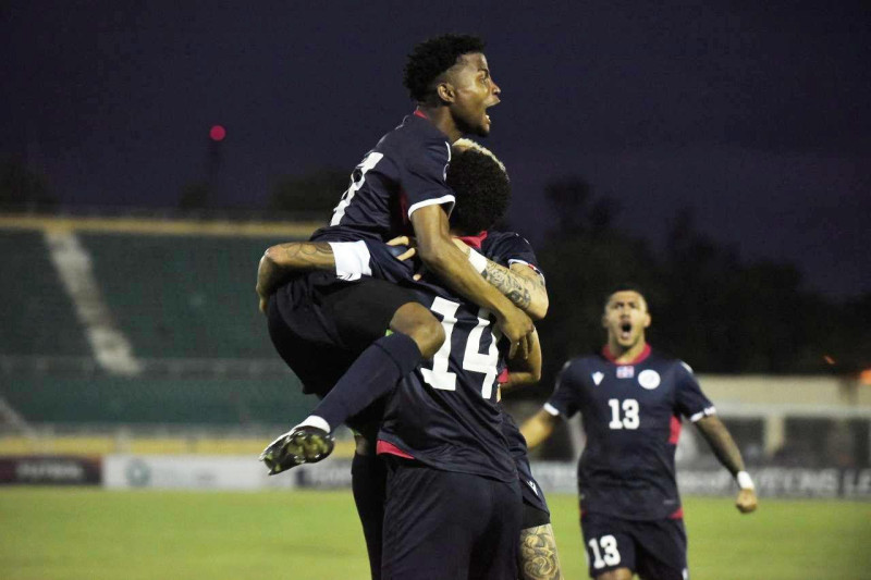 Jugadores del equipo dominicano celebran luego de uno de los goles que consiguieron en su victoria sobre Montserrat.