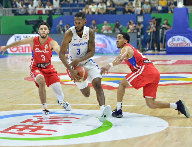 Jean Montero, de República Dominicana, maneja el balón en el partido frente a Puerto Rico en la Copa Mundial de Baloncesto.