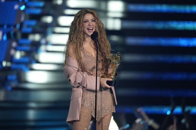 Shakira acepta el premio al video vanguardista durante los MTV Video Music Awards