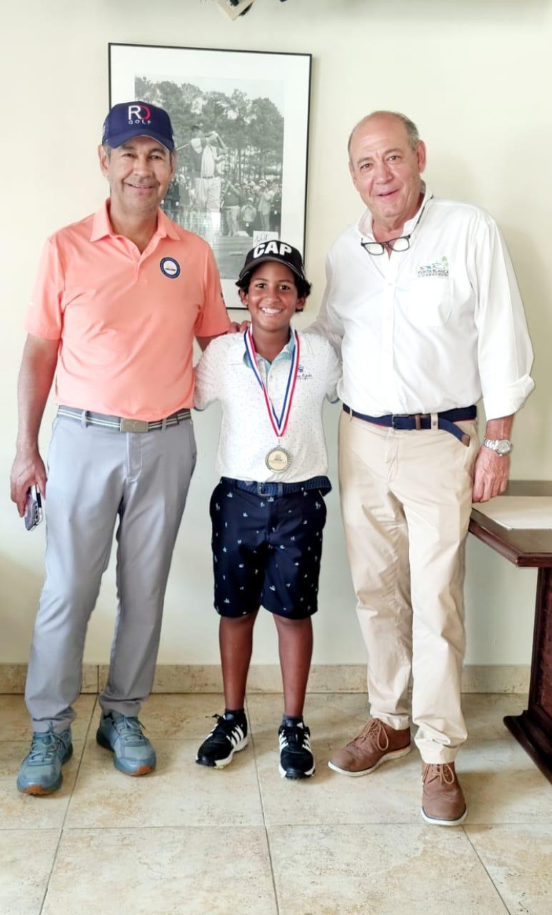 Antonio Ramis, director de Punta Blanca Golf & Beach Resort y Jaime Herrera, directivo del Tour Juvenil premian a Alejandro Balbuena.