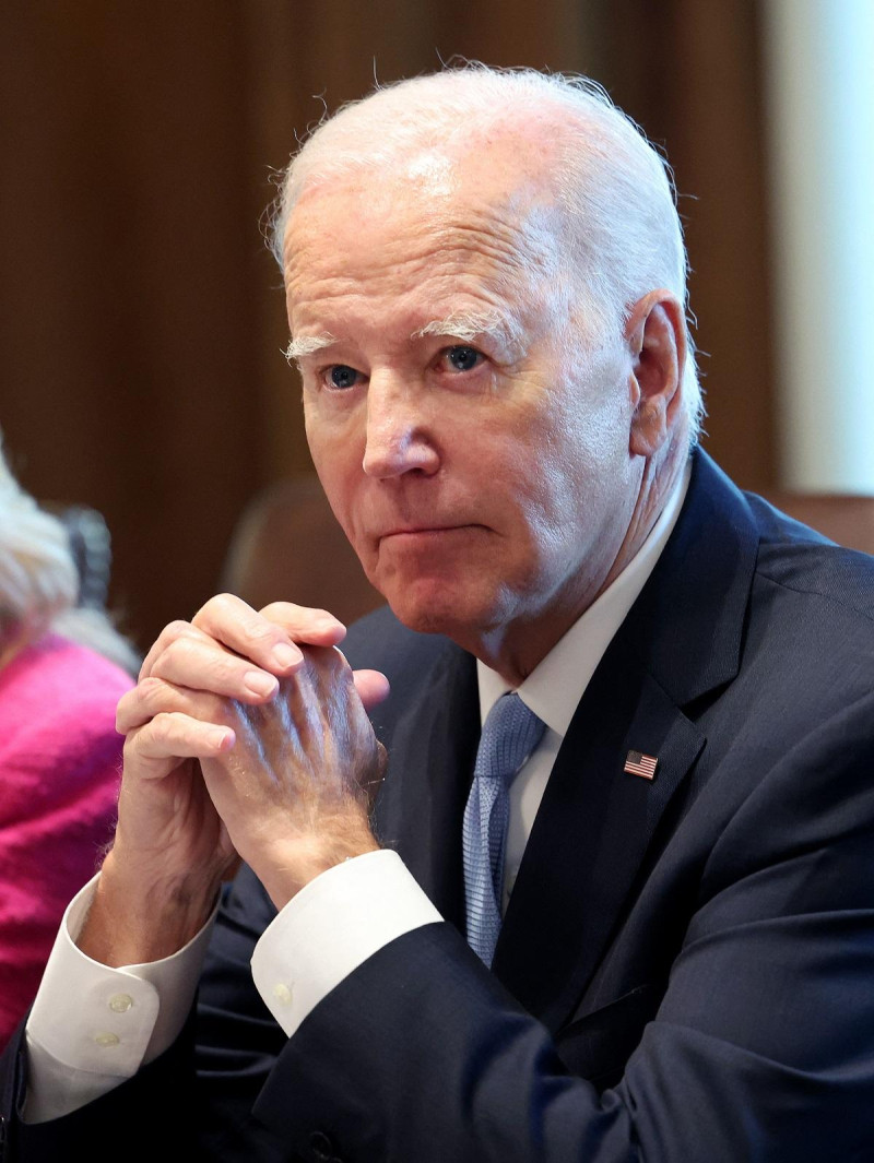El presidente de Estados Unidos, Joe Biden, escucha preguntas a gritos sobre el juicio político durante una reunión de su Gabinete contra el Cáncer en la Casa Blanca el 13 de septiembre de 2023 en Washington, DC.