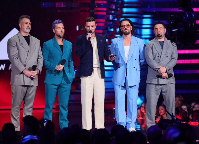 Joey Fatone, Lance Bass, Justin Timberlake, JC Chasez y Chris Kirkpatrick de *NSYNC hablan en el escenario de los MTV Video Music Awards 2023 en Prudential Center el 12 de septiembre de 2023 en Newark, Nueva Jersey .