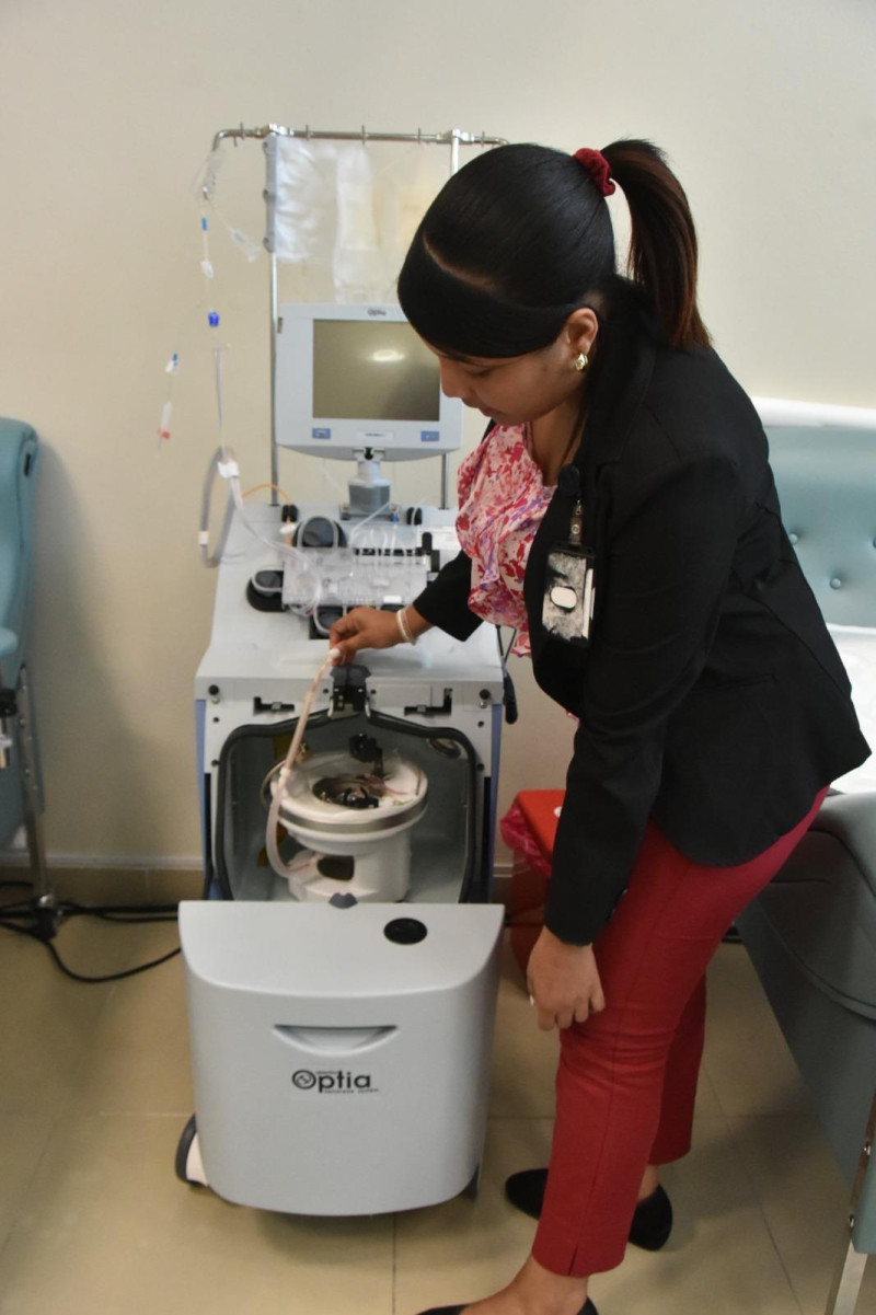 Lorys Méndez muestra una de las máquinas de extracción de plaquetas por aféresis del Hemocentro Nacional