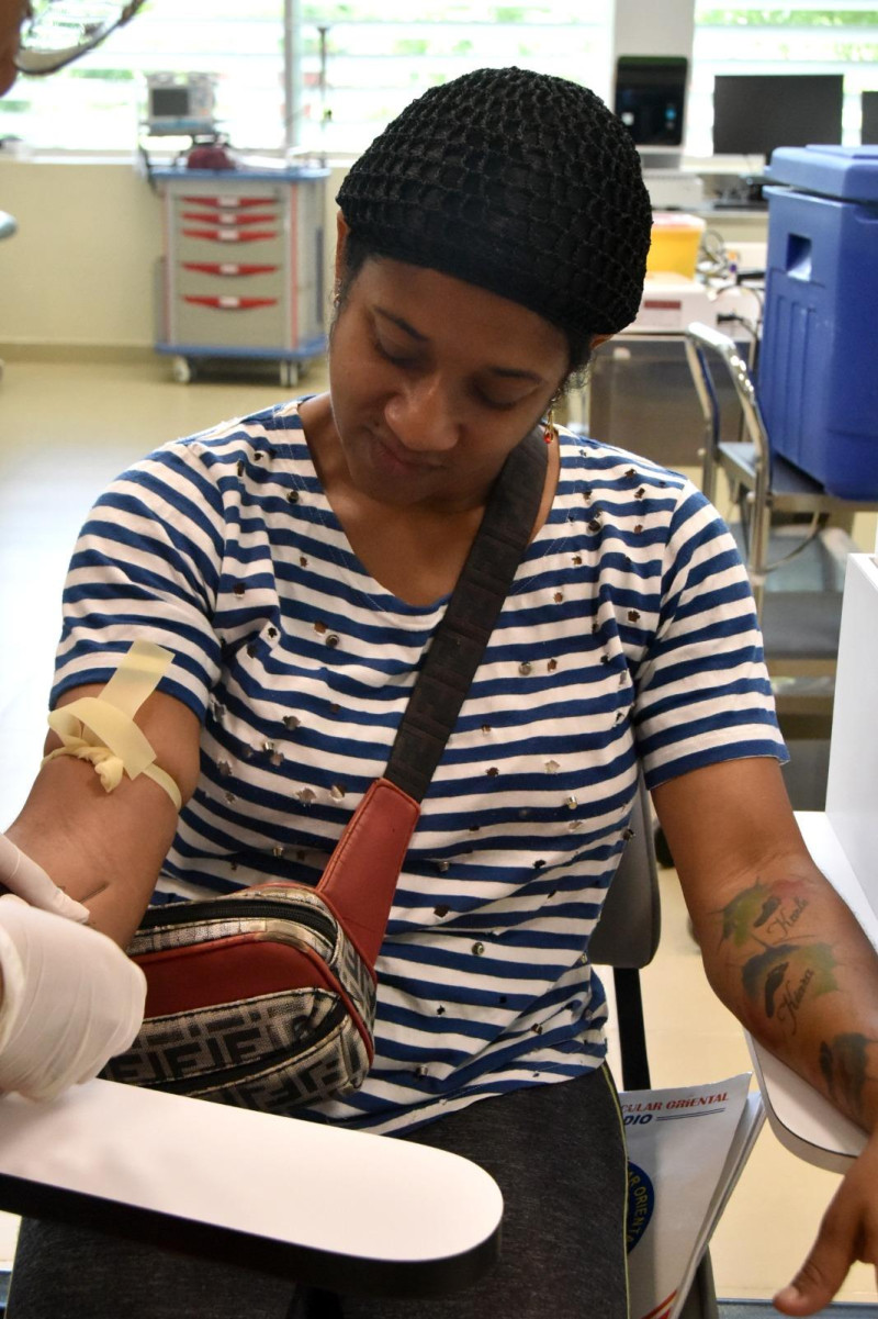 Esta dama sabe que está en salud y que los tatuajes no les impiden donar sangre para su hija